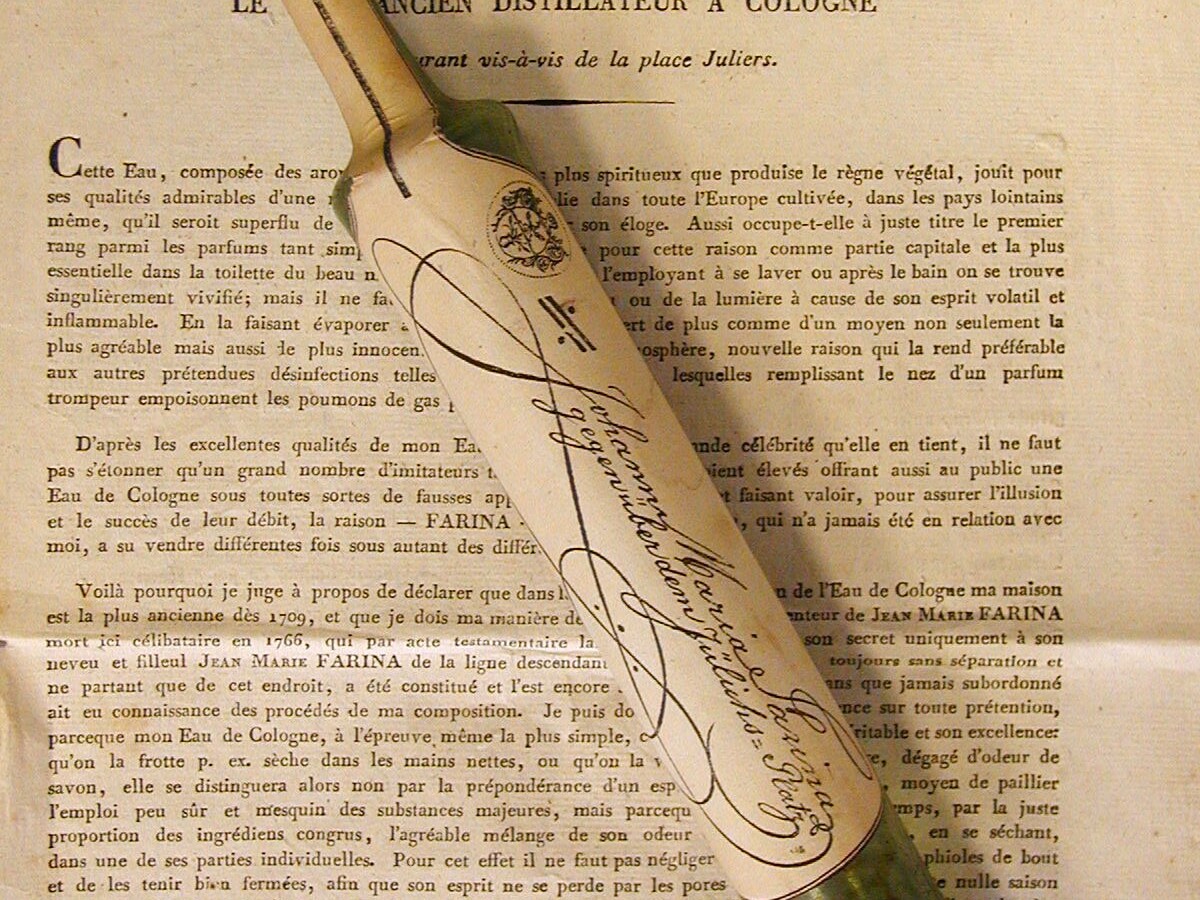 Napoléon Bonaparte utilisait chaque jour environ 3 flacons de cette Eau de Cologne qui contenait environ 75 ml de fragrance.