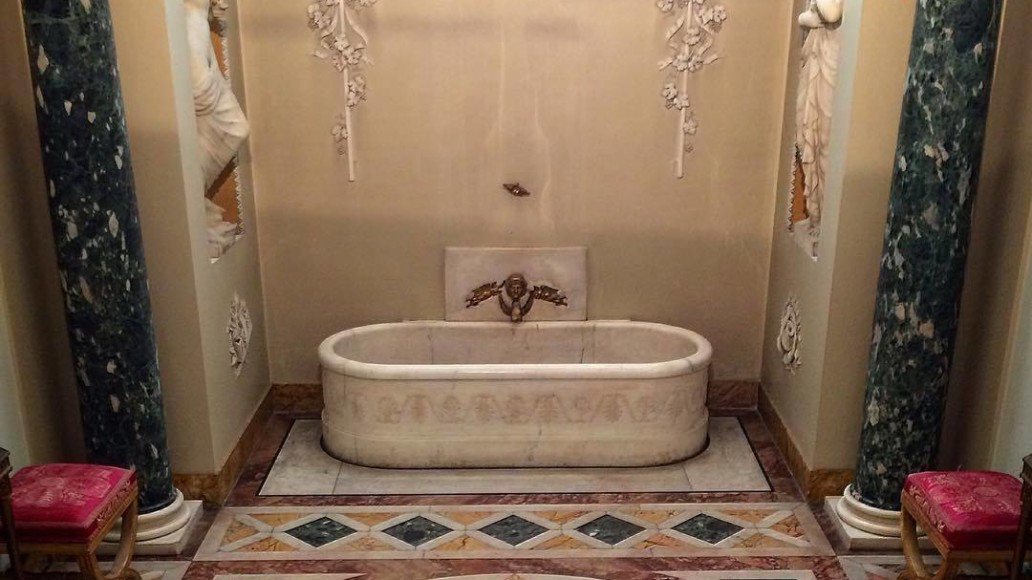 Salle de bain de Napoléon au Palazzo Pitti à Florence. Installée à sa demande, elle place la baignoire au centre de la pièce dans un goût néoclassique typique du XIXe siècle
