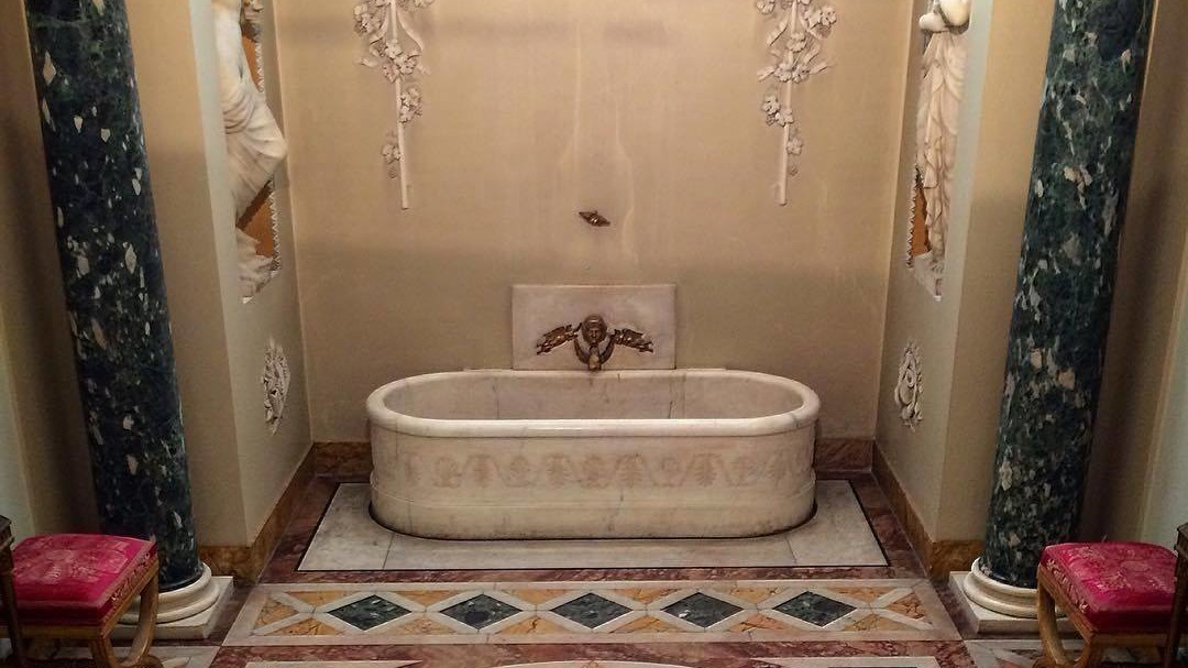 Salle de bain de Napoléon au Palazzo Pitti à Florence. Installée à sa demande, elle place la baignoire au centre de la pièce dans un goût néoclassique typique du XIXe siècle