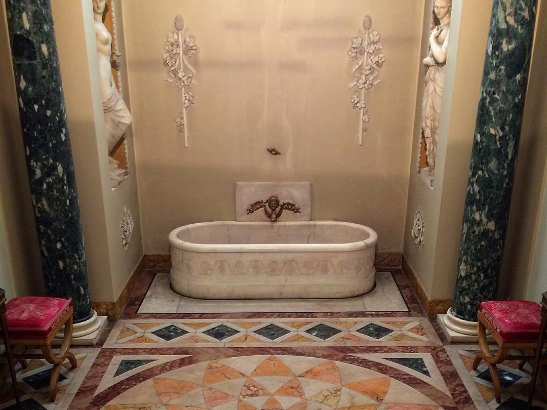 Napoleon’s bathroom at Palazzo Pitti, Firenze. Upon his request the bathtub was placed in the center of the bathroom adorned in neoclassical style typical of that time