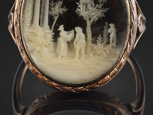 l’Empereur offrit à Caroline cette bague en or contenant sous verre une ciselure d’ivoire figurant deux personnages mangeant des cerises.