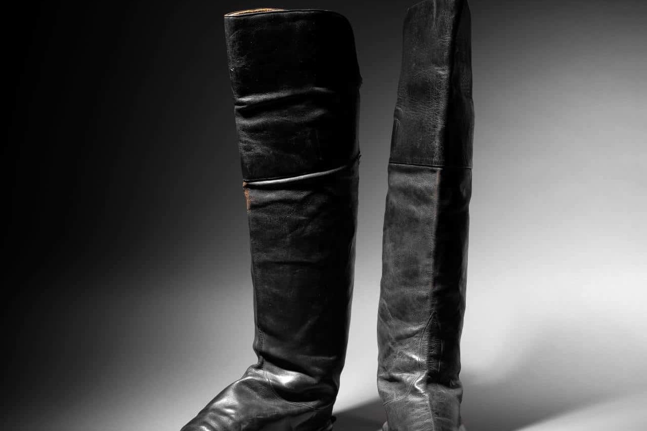 Pair of rider boots attributed to the Emperor Napoleon I, black morocco, soles with small heels, lining of fine natural skin, with its two pulls in woven and grooved canvas, h. 48 cm, l. (from the foot) 26.5 cm. Sold: € 117,208 © La Gazette Drouot