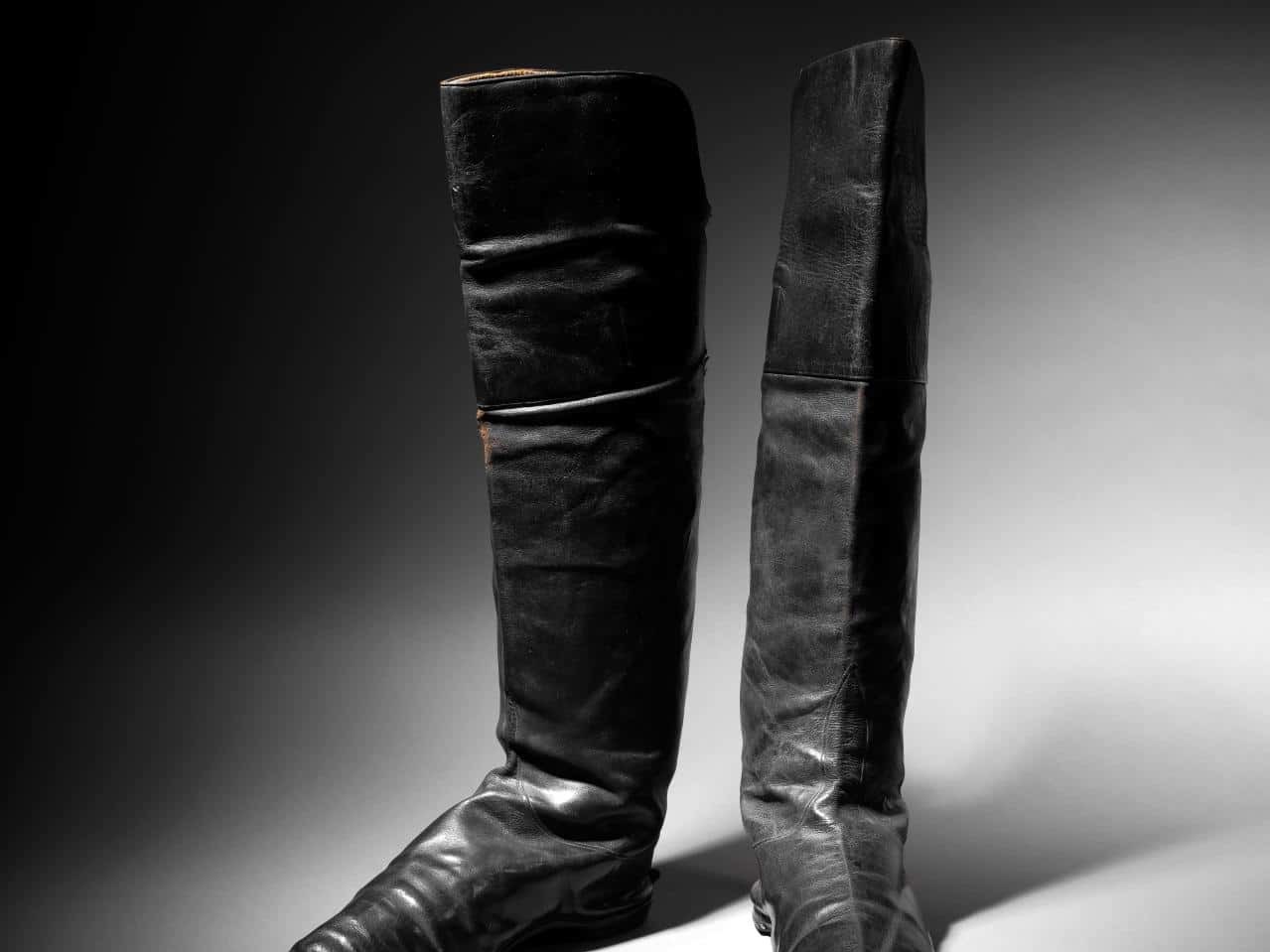Pair of rider boots attributed to the Emperor Napoleon I, black morocco, soles with small heels, lining of fine natural skin, with its two pulls in woven and grooved canvas, h. 48 cm, l. (from the foot) 26.5 cm. Sold: € 117,208 © La Gazette Drouot