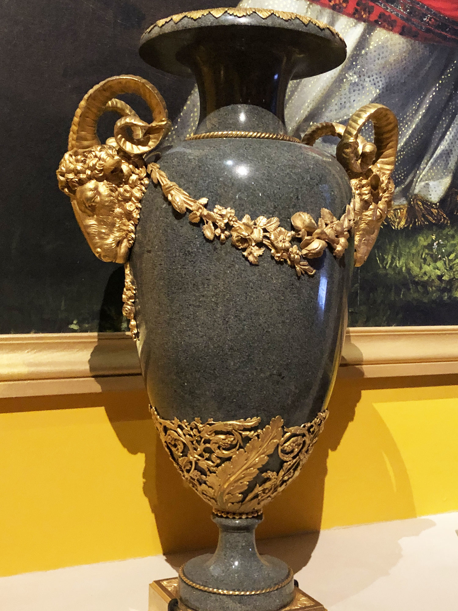 Vase néoclassique en pierre dure à monture de bronze doré © Marielle Brie
